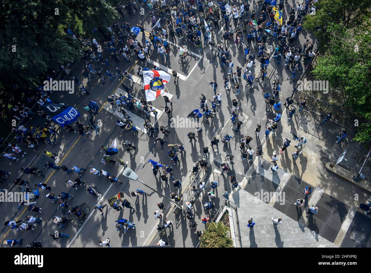 Foto Claudio Furlan/Lapresse 08/05/2021 - Milano, Italia Sport Calcio Inter vs Sampdoria - Campionato italiano di calcio série A TIM 2020-2021 - San Siro Stadium Nella foto:tifosi interisti fuori dallo stadio, raduno consentito a 3mila tifosi per salutare l&#x2019;Inter campione d&#x2019;Italia Foto Claudio Furlan/Lapresse 08 mai 2021 - Milan, Italie Sport Soccer Inter vs Sampdoria - Championnat italien de football 2020-2021 au stade Meazza sur la photo :Les fans d'Inter se réunissent pour accueillir l'équipe au Stadio Giuseppe Meazza pour le match d'aujourd'hui et#x2019;s contre Sampdoria et pour célébrer leur Scudetto Banque D'Images