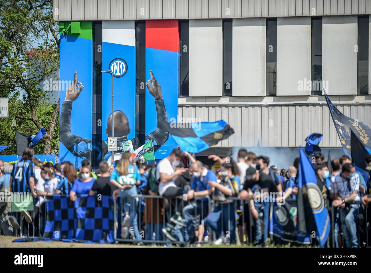 Foto Claudio Furlan/Lapresse 08/05/2021 - Milano, Italia Sport Calcio Inter vs Sampdoria - Campionato italiano di calcio série A TIM 2020-2021 - San Siro Stadium Nella foto:tifosi interisti fuori dallo stadio, raduno consentito a 3mila tifosi per salutare l&#x2019;Inter campione d&#x2019;Italia Foto Claudio Furlan/Lapresse 08 mai 2021 - Milan, Italie Sport Soccer Inter vs Sampdoria - Championnat italien de football 2020-2021 au stade Meazza sur la photo :Les fans d'Inter se réunissent pour accueillir l'équipe au Stadio Giuseppe Meazza pour le match d'aujourd'hui et#x2019;s contre Sampdoria et pour célébrer leur Scudetto Banque D'Images