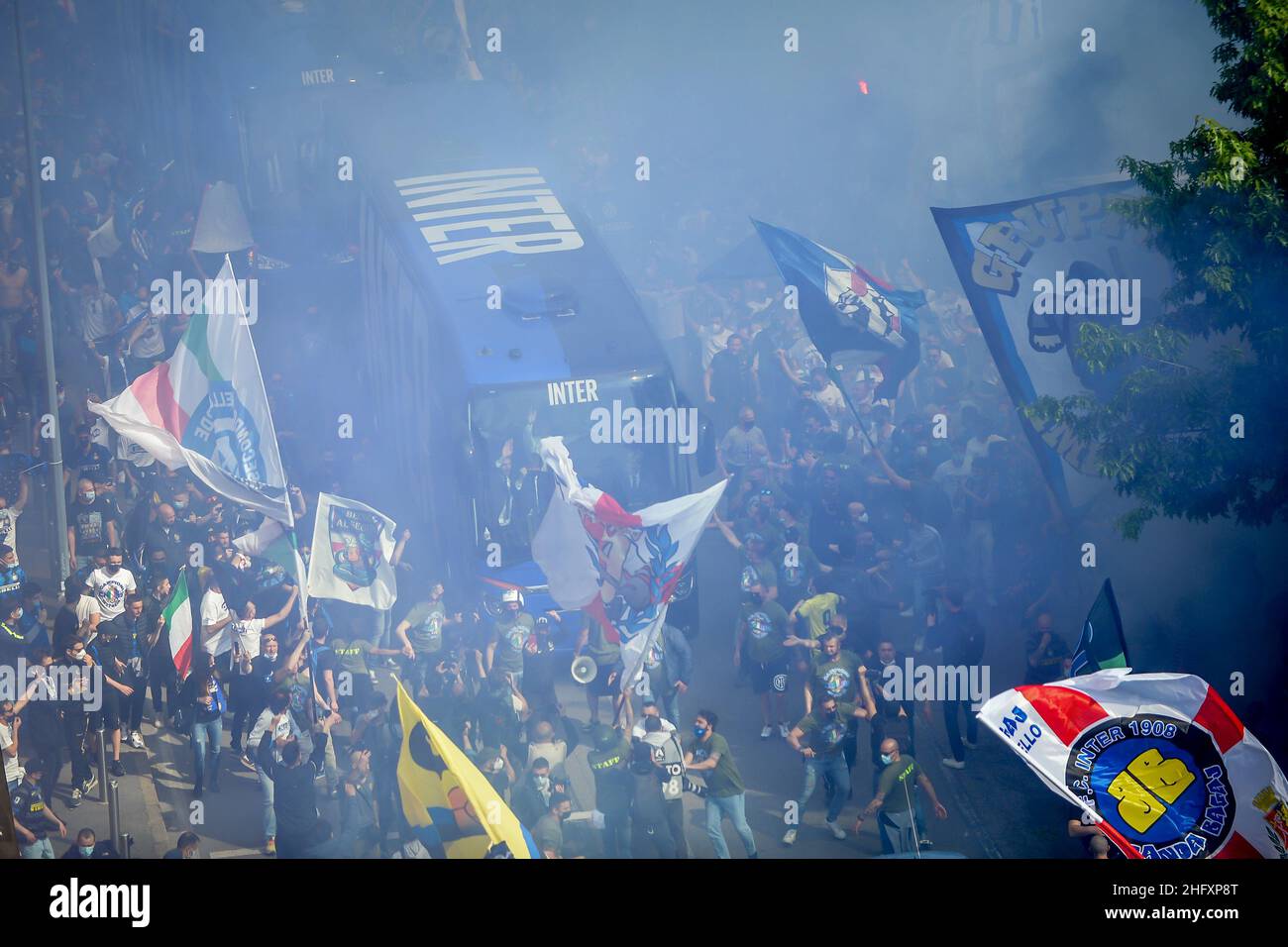 Foto Claudio Furlan/Lapresse 08/05/2021 - Milano, Italia Sport Calcio Inter vs Sampdoria - Campionato italiano di calcio série A TIM 2020-2021 - San Siro Stadium Nella foto:tifosi interisti fuori dallo stadio, il passaggio del pullman dell'Inter con Oriali e Conte Foto Claudio Furlan/Lapresse 08 mai 2021 - Milan, Italie Sport Soccer Inter vs Sampdoria - Championnat italien de football 2020-2021 au stade Meazza sur la photo: FC Internazionale Milano avec leur nouveau bus d'équipe autour du stade Banque D'Images