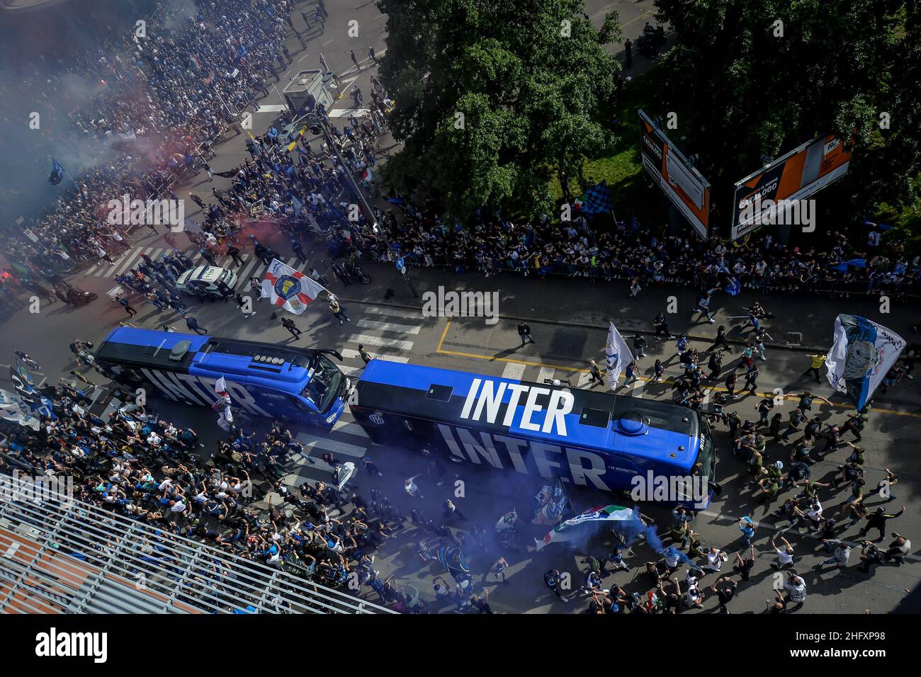 Foto Claudio Furlan/Lapresse 08/05/2021 - Milano, Italia Sport Calcio Inter vs Sampdoria - Campionato italiano di calcio série A TIM 2020-2021 - San Siro Stadium Nella foto:tifosi interisti fuori dallo stadio, il passaggio del pullman dell'Inter con la squadra Foto Claudio Furlan/Lapresse 08 mai 2021 - Milan, Italie Sport Soccer Inter vs Sampdoria - Championnat italien de football 2020-2021 au stade Meazza sur la photo: FC Internazionale Milano avec leur nouveau bus d'équipe autour du stade Banque D'Images