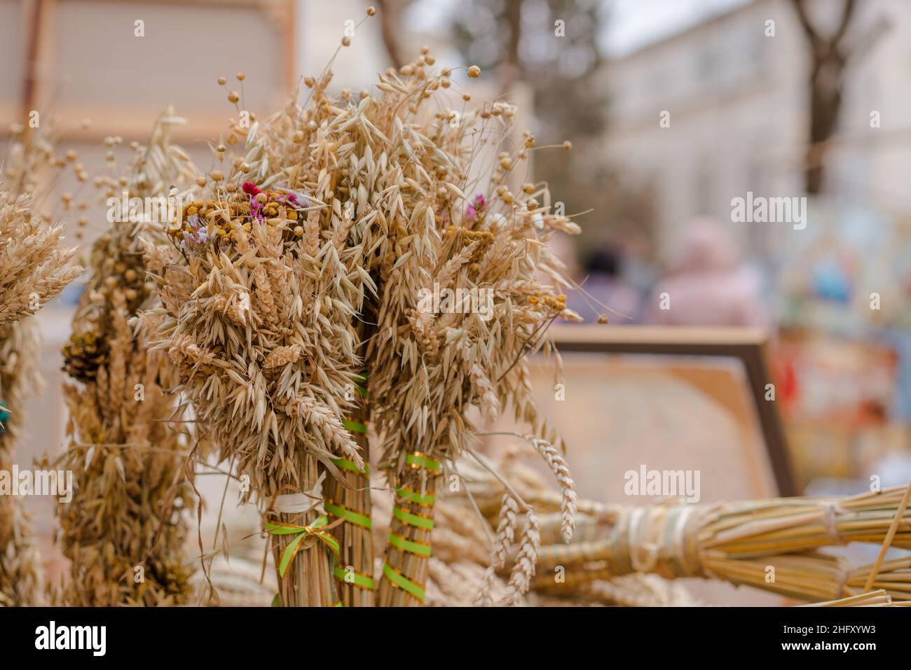 Didukh comme un symbole de Noël ukrainien traditionnel sur le marché des souvenirs - une feuille 