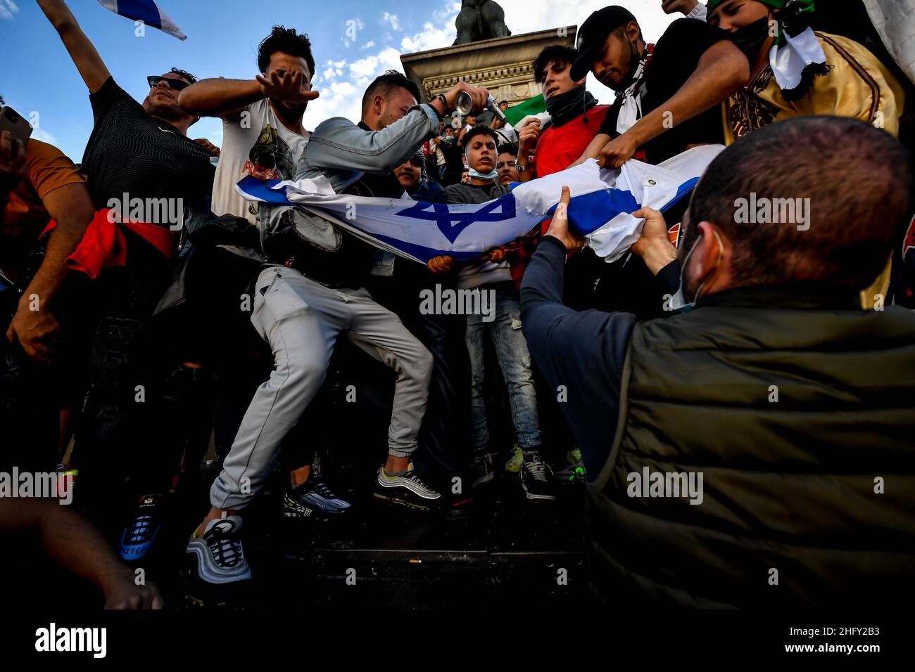 Foto Claudio Furlan/LaPresse13-05-2021 Milano, ItaliaCronacaManifestazione a sostegno della lotta del popolo palestinese, organizata da Assopace Palestina, Gaza freestyle, Giovani Paltid&#x2019;Italia, Mutuo Soccorso Milano APS.Nella foto: la azione à piazza Duomo, Gaza Presepalisa, Milan, Presepalisa, Milan, 13 mai 2021 Présentation audio de Presedemetademia, Milan, Mantei, Milan, Milan, Mantei, Mantedi, Milan, Milan, Mantei, Mantedi, Mante Banque D'Images