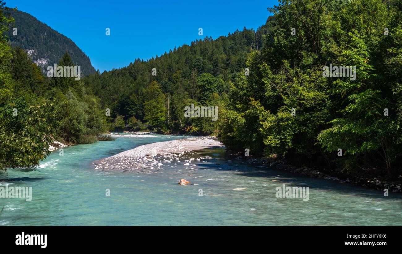 Berchtesgadener Ache an der Almbachklamm im Berchtesgadener Land im Sommer BEI bauem Himmel und schönem Wetter Banque D'Images