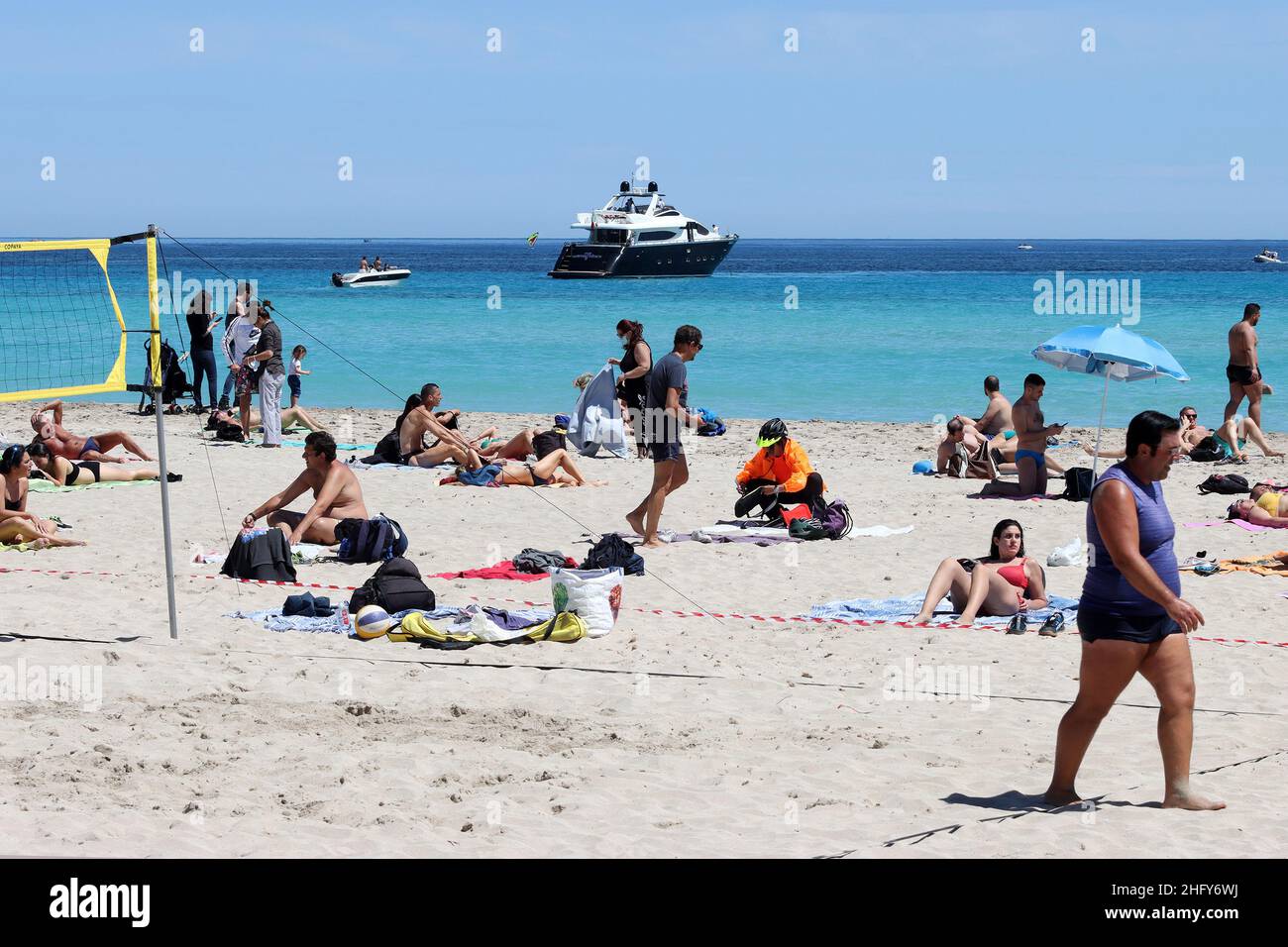 Foto Alberto Lo Bianco/Lapresse 16-05-2021 Mondello (PA) Cronaca A Palermo nell’ultima domenica di zona arancione si respirara già aria d’Estate.Scaduta l’ordinanza del sindaco Leoluca Orlando che vietava l’accesso ai litorali nel Weekend, molti palermitani hanno Così approfittato del bel tempo per recarsi in spiaggia a Mondello. nella foto:spiaggia piena, pochissimi controlli photo Alberto Lo Bianco/Lapresse 16 mai 2021 Mondello (PA) News dernier jour de la zone orange en Sicile.À Mondello, 30 degrés et la plage est pleine de personnes. Banque D'Images