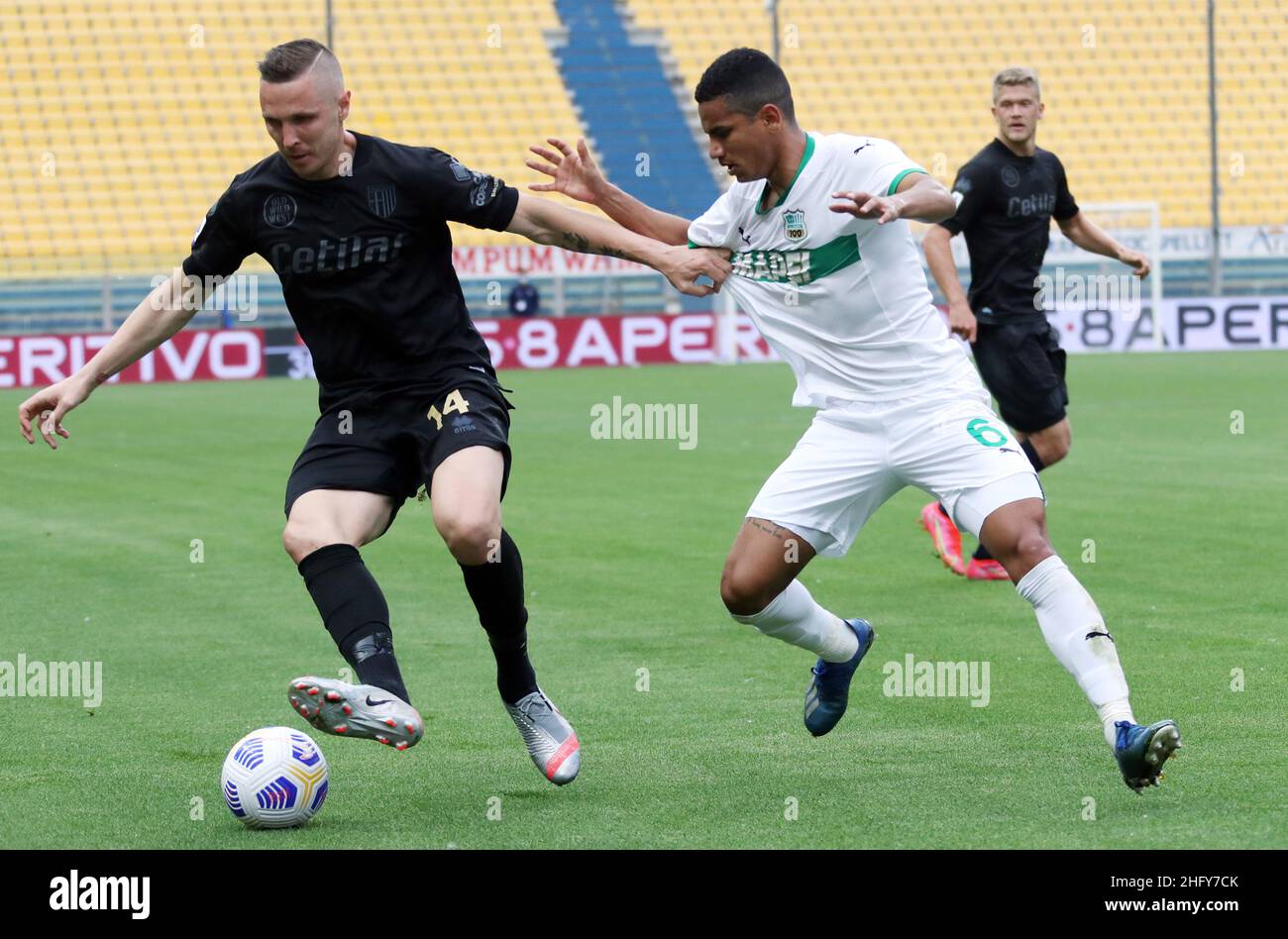 Michele Nucci/Lapresse 16 mai 2021 - Parme, Italie football Parme Calcio 1913 vs Sassuolo U.S. Italian football Championship League A TIM 2020/2021 - Stade Ennio Tardini dans le pic: Jasmin Kurtic (Parma Calcio) en action contrecarrée par Rogerio (Etats-UnisSassuolo) Banque D'Images