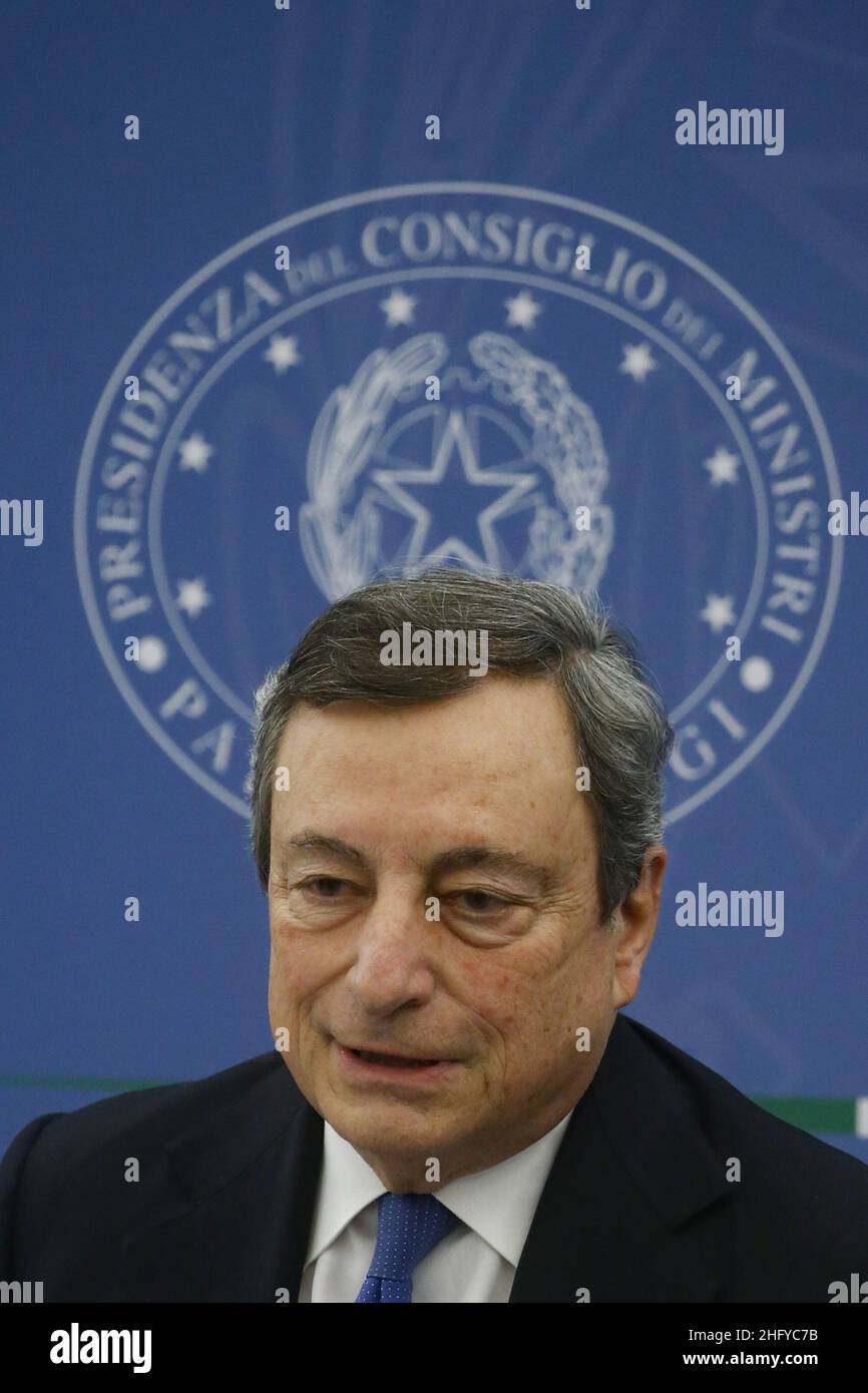 Fabio Frustaci/POOL Ansa/Lapresse 20 mai 2021 Rome, Italie le Premier ministre italien, Mario Draghi, assiste à une conférence de presse pour le décret "Entreprises, travail, Jeunesse et Santé".Dans le pic: Mario Draghi Banque D'Images