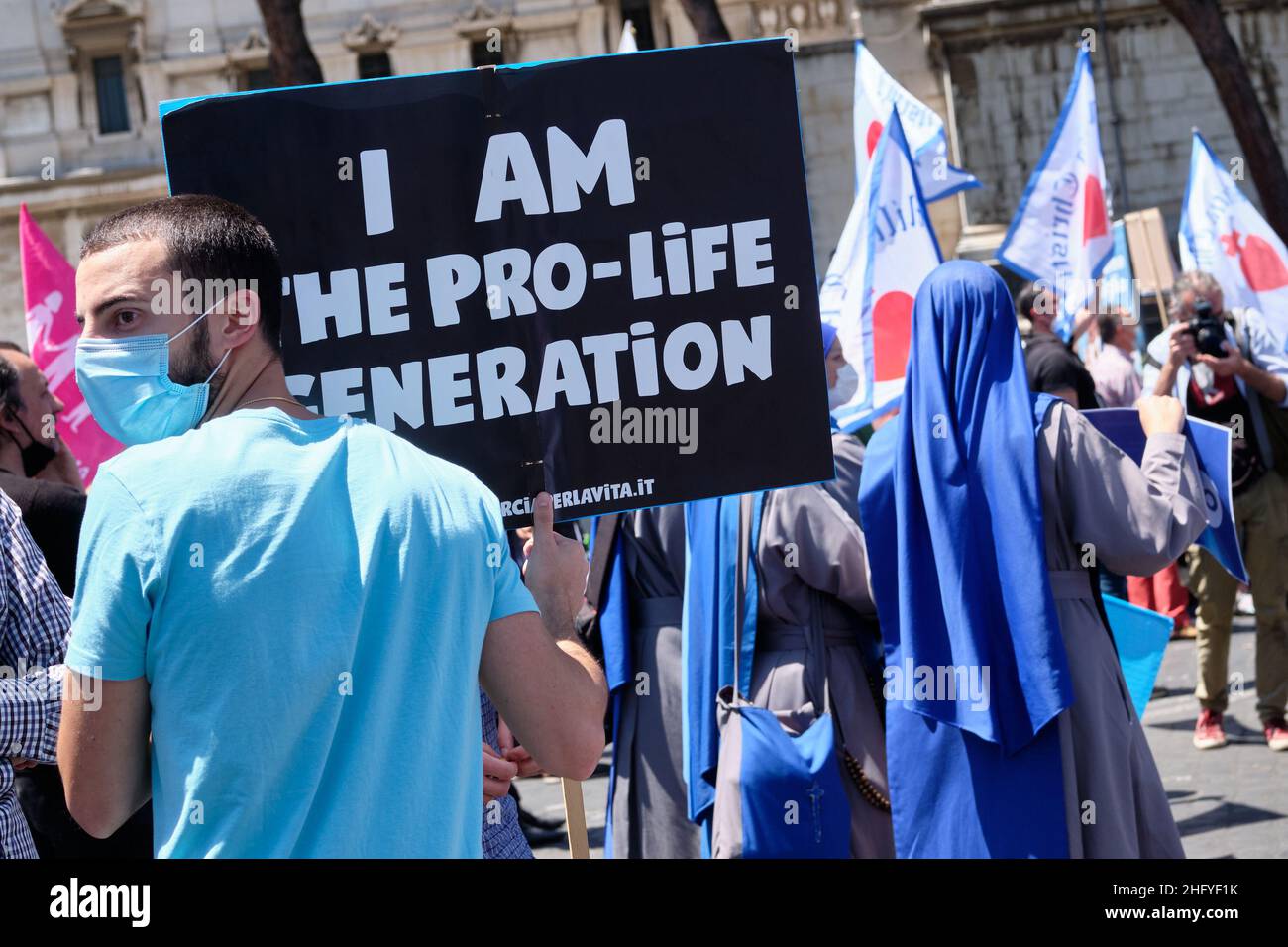 Mauro Scrobogna /Lapresse 22 mai 2021 Rome, Italie Actualités la vie professionnelle et la famille dans la photo: Moments de la manifestation des associations pro-vie et de la défense de la famille avec la participation des religieux catholiques Banque D'Images