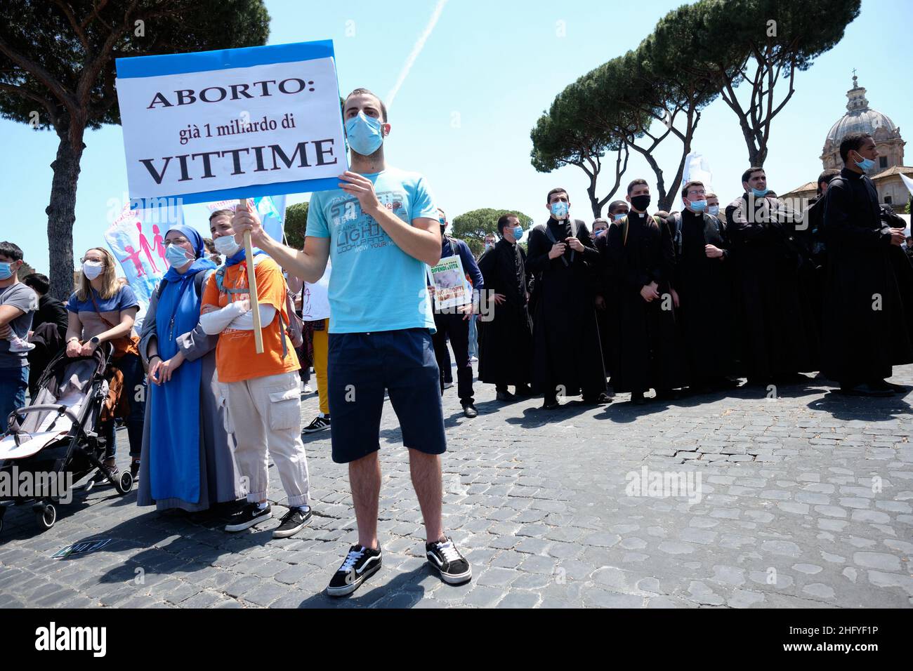 Mauro Scrobogna /Lapresse 22 mai 2021 Rome, Italie Actualités la vie professionnelle et la famille dans la photo: Moments de la manifestation des associations pro-vie et de la défense de la famille avec la participation des religieux catholiques Banque D'Images