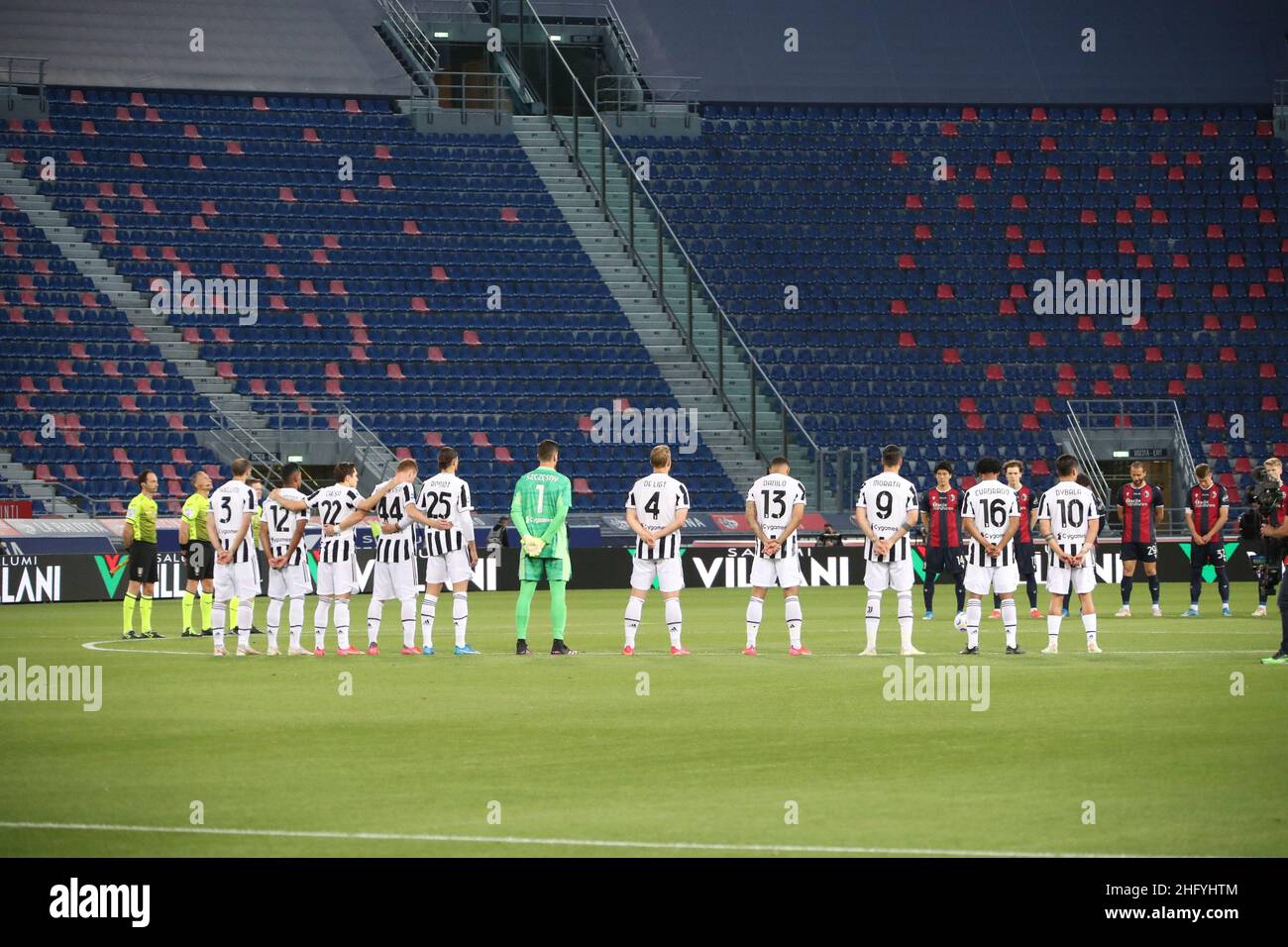 Michele Nucci/Lapresse 23 mai 2021 Bologna, Italie sport - football Bologna F.C. vs Juventus football Club - Championnat italien de football League A TIM 2020/2021 - Stade Renato Dall'Ara dans la photo:Les équipes observent une minute de silence pour les victimes de la tragédie du téléphérique qui est tombé dans le Piémont Banque D'Images