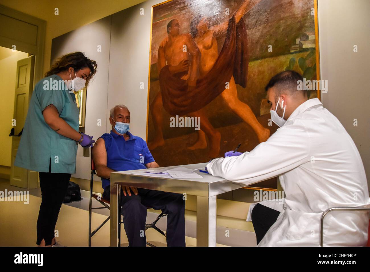 Foto Francesco Militello Mirto/Lapresse 26-05-2021 Palermo, Italia Cronaca Fondazione Sicilia ha aderito all'iniziativa “Accanto agli ultimi”, lanciata dalla Regione Siciana, in collaborazione con il Comune di Palermo e la Croce Rossa Italiana.Presso Villa Zito, sede della Fondazione Sicilia, tanti cittadini senza fissa dimora, hanno potuto ricevere la propria dose di vaccino anti-Covid, tra i quadri di inestimabile valore, di Renato Guttuso.Photo Francesco Militello Mirto/Lapresse 26 mai 2021 Palerme, Italie Actualités le vaccin COVID-19 pour les sans-abri parmi les peintures de Guttuso. Banque D'Images