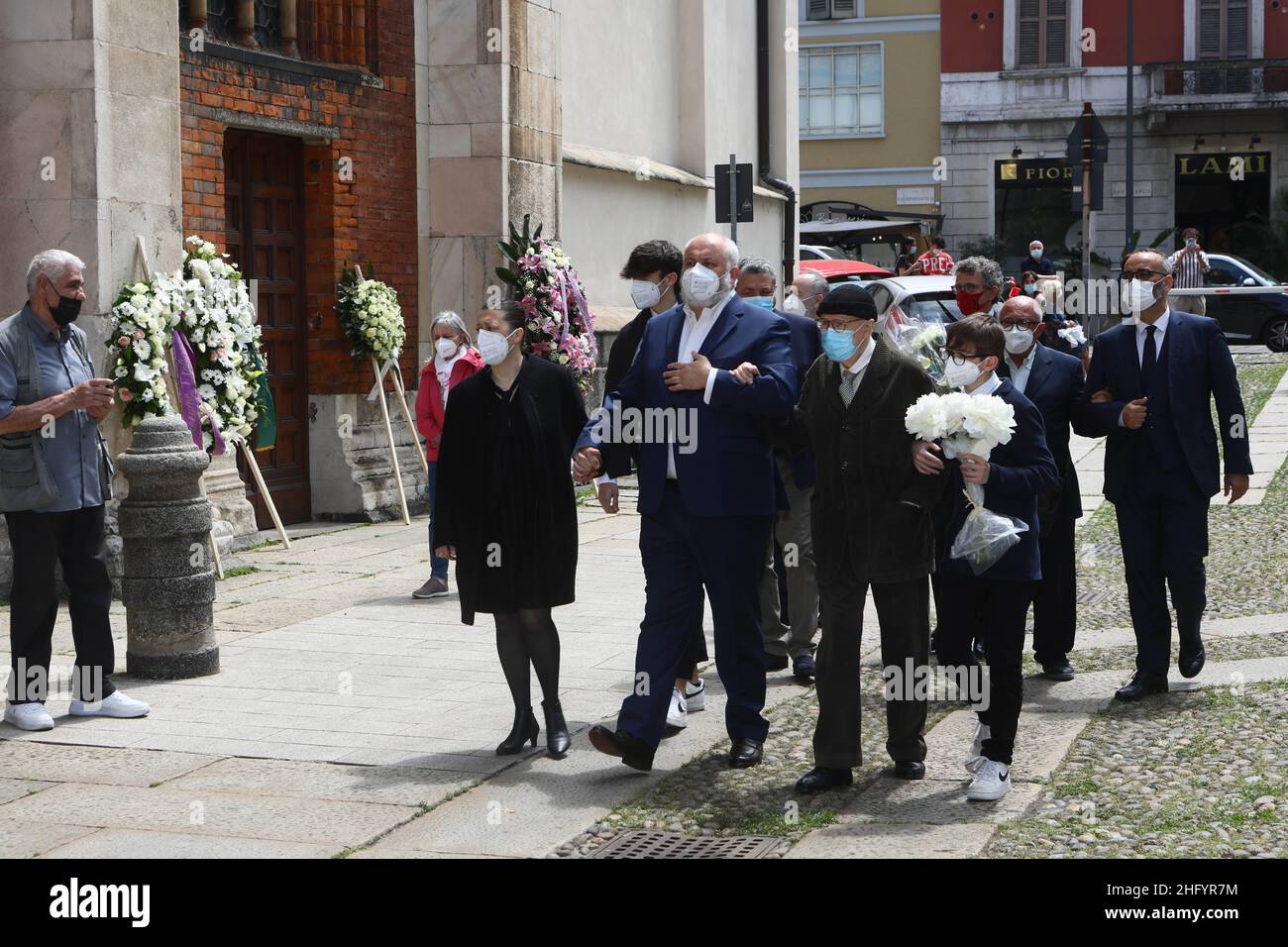 Foto Mairo Cinquetti - Lapresse 29 05 2021 Milano cronaca A Milano l'ultimo saluto a Carla Fraci nella chiesa di San Marco Nella Foto :Giuseppe Menegatti marito di Carla Fraci e il figlio Francesco Menegatti photo Mairo Cinquetti - Lapresse 29 mai 2021 Milan - Italie Actualités funéraire de Carla Fraci à San Marco Churc à Milan dans la photo: Giuseppe Menegatti e Francesco Menegatti Banque D'Images