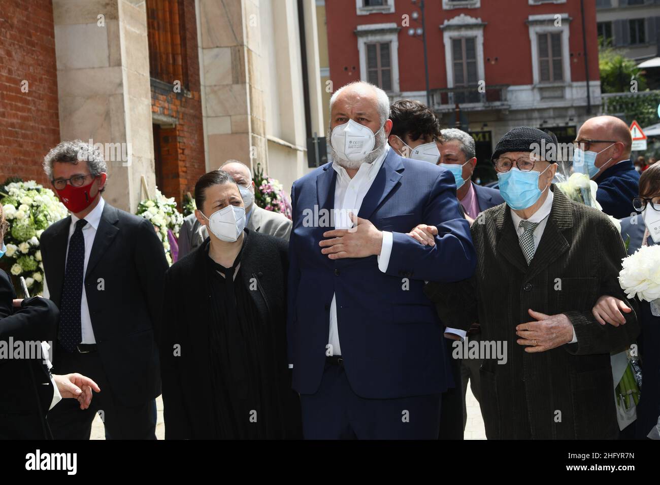 Foto Mairo Cinquetti - Lapresse 29 05 2021 Milano cronaca A Milano l'ultimo saluto a Carla Fraci nella chiesa di San Marco Nella Foto :Giuseppe Menegatti marito di Carla Fraci e il figlio Francesco Menegatti photo Mairo Cinquetti - Lapresse 29 mai 2021 Milan - Italie Actualités funéraire de Carla Fraci à San Marco Churc à Milan dans la photo: Giuseppe Menegatti e Francesco Menegatti Banque D'Images