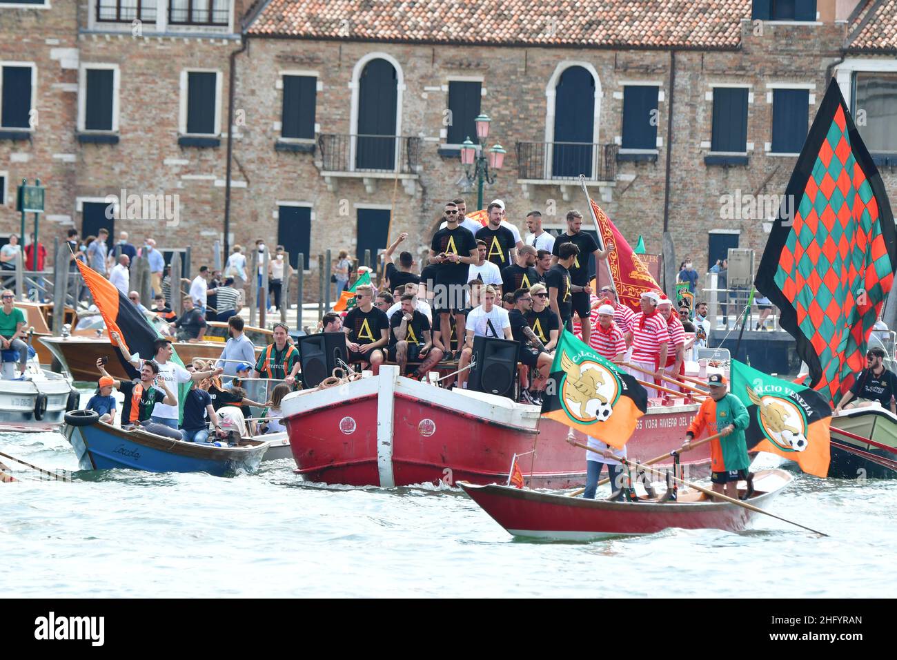 Foto Tagliapietra/Masini/Lapresse 29/05/2021 - Venezia, Italia Cronaca Promozione del Venezia Calcio in Serie A. Corteo acqueo in Canal Grande e Festa in Piazza San Marco.Photo Tagliapietra/Masini/Lapresse 29 mai 2021 Venise - Italie football sportif Serie A, Venezia célèbre la promotion à Venise dans le cadre du pic: Venezia célèbre la promotion à Serie A Banque D'Images