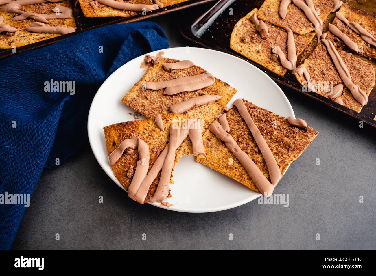 Pain plat grillé recouvert de poudre de cacao et de yaourt au fromage : yaourt au beurre de chocolat et d'arachide arrosé de croustilles de pain plat saupoudrées de coco Banque D'Images