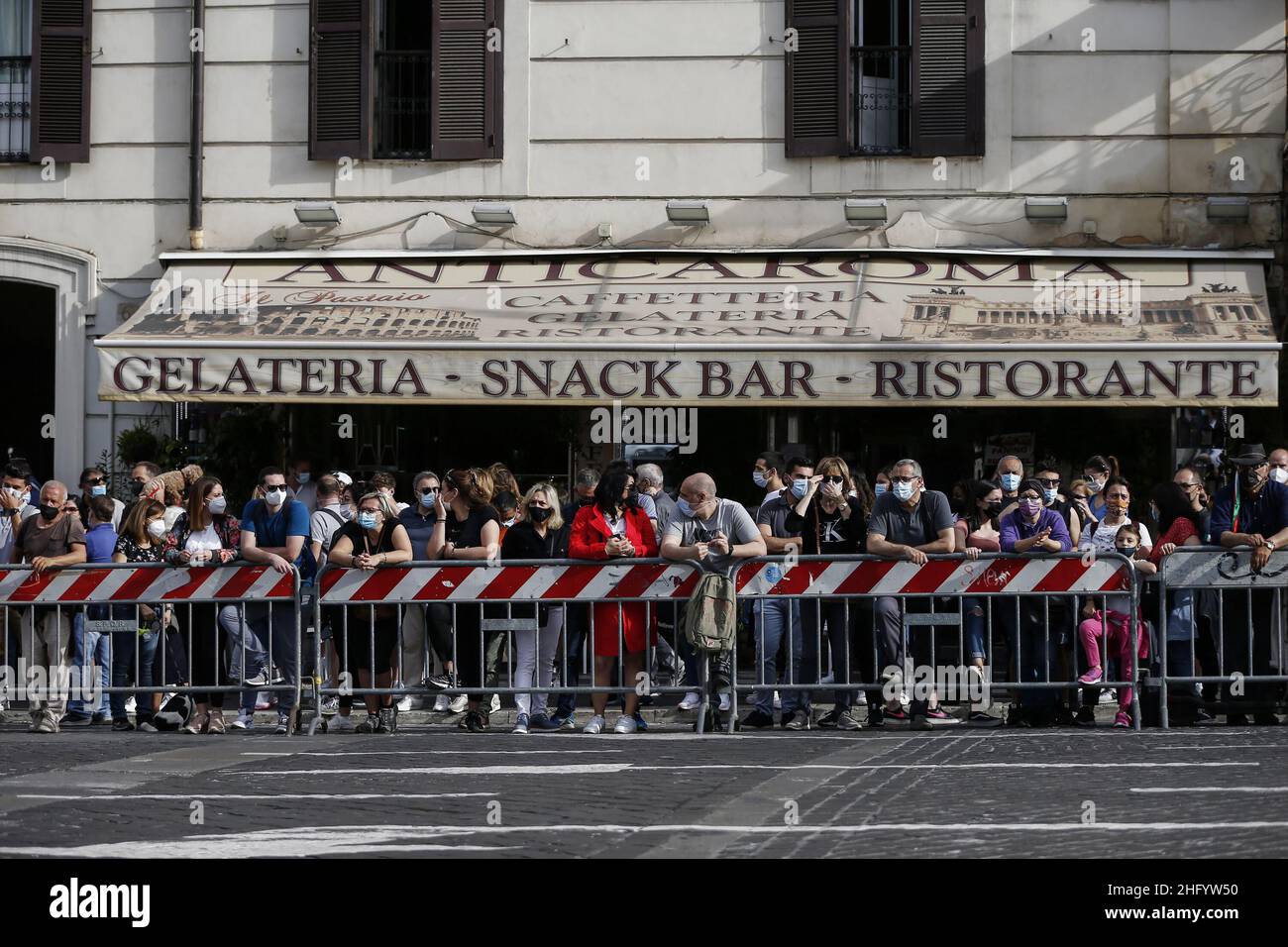 Cecilia Fabiano/ Lapresse 02 juin 2021 Roma (Italie) Actualités Journée de la République dans le pic: Foule sur la Piazza Venezia Banque D'Images