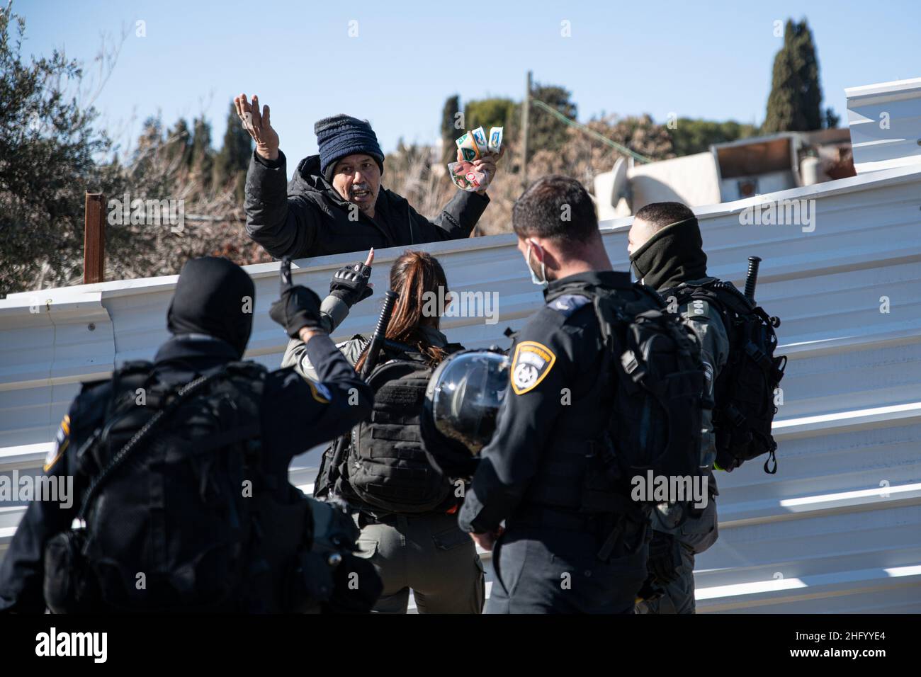 La police israélienne a détruit la pépinière familiale du Sahlhiya et a expulsé le contenu de leur maison à Sheikh Jarrah.Le terrain qui a été exproprié par la municipalité de Jérusalem est désigné, selon la municipalité, pour être utilisé pour la construction d'installations éducatives pour le quartier.La famille était montée sur le toit avec des bouteilles de carburant et de gaz - menaçant de se brûler au cas où les résidents seraient expulsés de force.17th janvier 2022.(Matan Golan/Alay Live News) Banque D'Images
