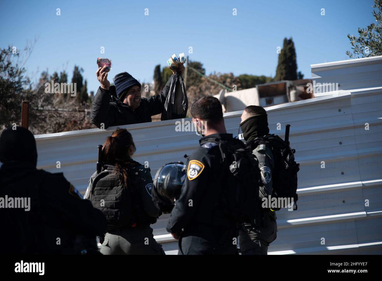 La police israélienne a détruit la pépinière familiale du Sahlhiya et a expulsé le contenu de leur maison à Sheikh Jarrah.Le terrain qui a été exproprié par la municipalité de Jérusalem est désigné, selon la municipalité, pour être utilisé pour la construction d'installations éducatives pour le quartier.La famille était montée sur le toit avec des bouteilles de carburant et de gaz - menaçant de se brûler au cas où les résidents seraient expulsés de force.17th janvier 2022.(Matan Golan/Alay Live News) Banque D'Images