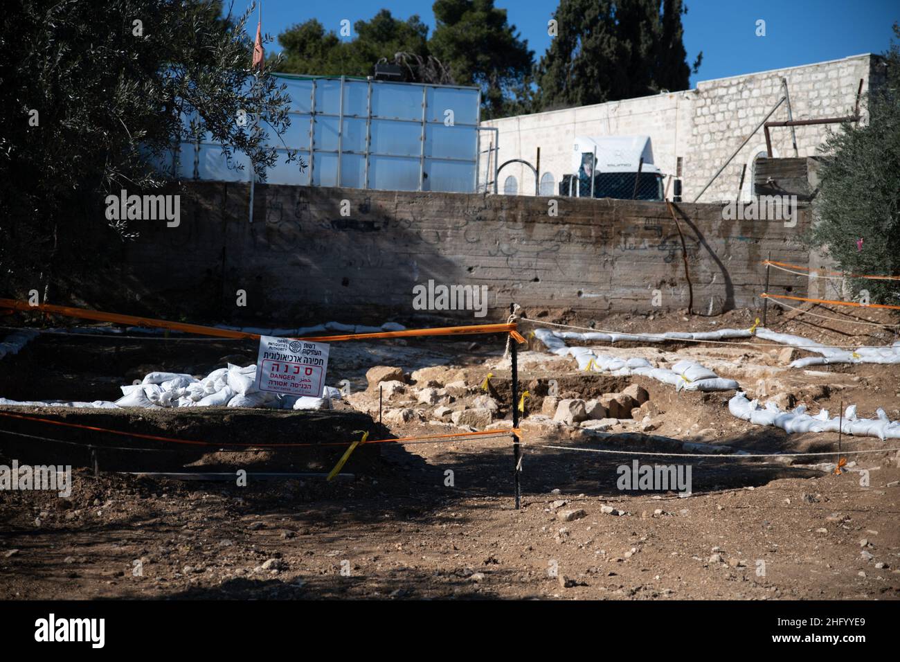 La police israélienne a détruit la pépinière familiale du Sahlhiya et a expulsé le contenu de leur maison à Sheikh Jarrah.Le terrain qui a été exproprié par la municipalité de Jérusalem est désigné, selon la municipalité, pour être utilisé pour la construction d'installations éducatives pour le quartier.La famille était montée sur le toit avec des bouteilles de carburant et de gaz - menaçant de se brûler au cas où les résidents seraient expulsés de force.17th janvier 2022.(Matan Golan/Alay Live News) Banque D'Images