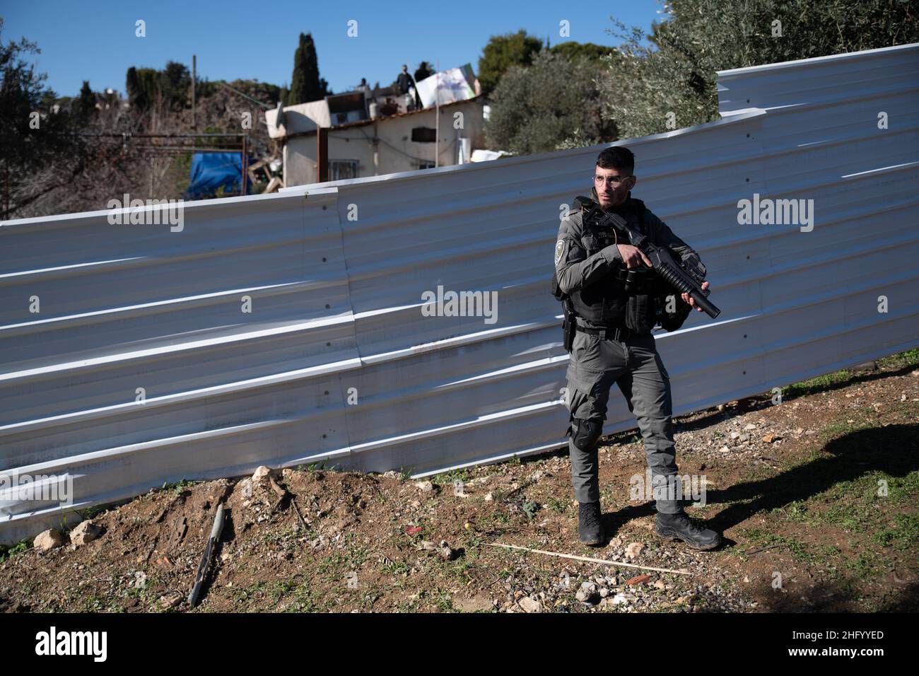 La police israélienne a détruit la pépinière familiale du Sahlhiya et a expulsé le contenu de leur maison à Sheikh Jarrah.Le terrain qui a été exproprié par la municipalité de Jérusalem est désigné, selon la municipalité, pour être utilisé pour la construction d'installations éducatives pour le quartier.La famille était montée sur le toit avec des bouteilles de carburant et de gaz - menaçant de se brûler au cas où les résidents seraient expulsés de force.17th janvier 2022.(Matan Golan/Alay Live News) Banque D'Images