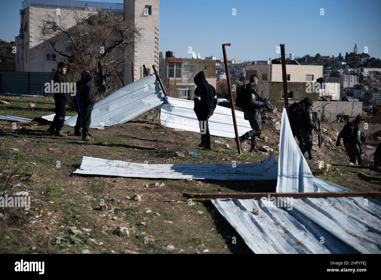 La police israélienne a détruit la pépinière familiale du Sahlhiya et a expulsé le contenu de leur maison à Sheikh Jarrah.Le terrain qui a été exproprié par la municipalité de Jérusalem est désigné, selon la municipalité, pour être utilisé pour la construction d'installations éducatives pour le quartier.La famille était montée sur le toit avec des bouteilles de carburant et de gaz - menaçant de se brûler au cas où les résidents seraient expulsés de force.17th janvier 2022.(Matan Golan/Alay Live News) Banque D'Images