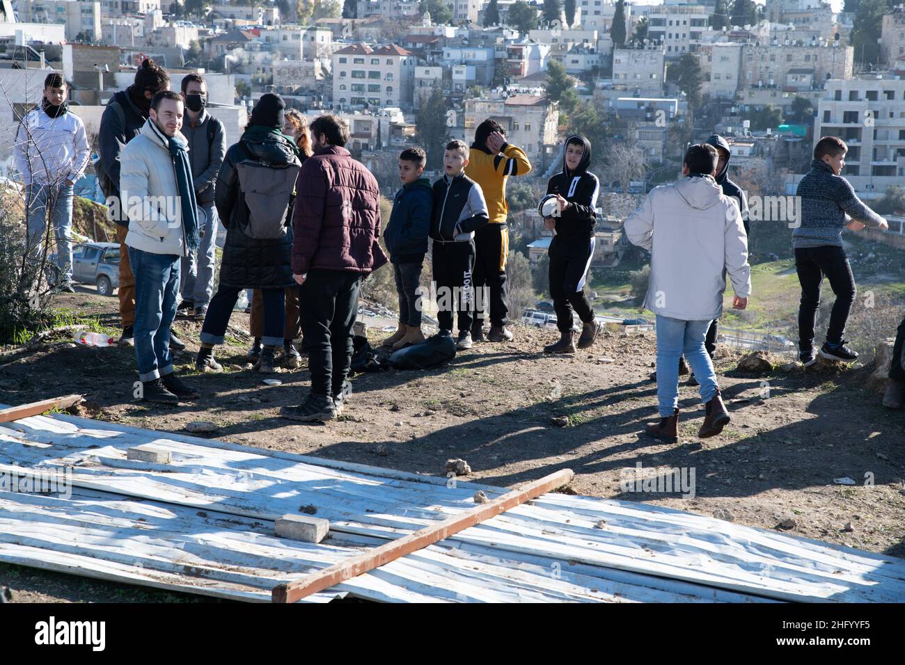 La police israélienne a détruit la pépinière familiale du Sahlhiya et a expulsé le contenu de leur maison à Sheikh Jarrah.Le terrain qui a été exproprié par la municipalité de Jérusalem est désigné, selon la municipalité, pour être utilisé pour la construction d'installations éducatives pour le quartier.La famille était montée sur le toit avec des bouteilles de carburant et de gaz - menaçant de se brûler au cas où les résidents seraient expulsés de force.17th janvier 2022.(Matan Golan/Alay Live News) Banque D'Images