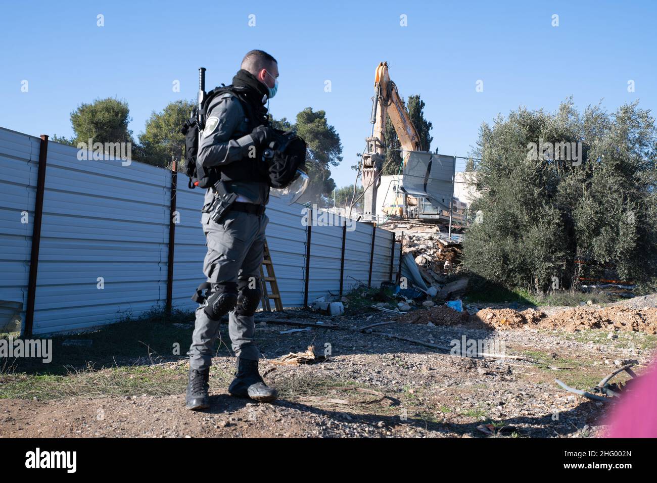 La police israélienne a détruit la pépinière familiale du Sahlhiya et a expulsé le contenu de leur maison à Sheikh Jarrah.Le terrain qui a été exproprié par la municipalité de Jérusalem est désigné, selon la municipalité, pour être utilisé pour la construction d'installations éducatives pour le quartier.La famille était montée sur le toit avec des bouteilles de carburant et de gaz - menaçant de se brûler au cas où les résidents seraient expulsés de force.17th janvier 2022.(Matan Golan/Alay Live News) Banque D'Images