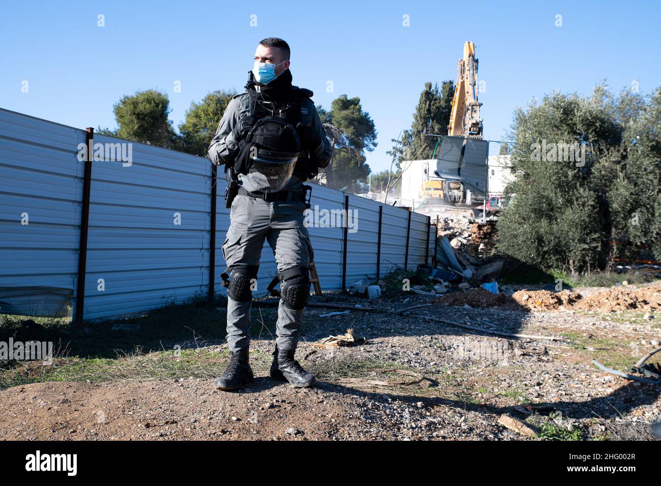 La police israélienne a détruit la pépinière familiale du Sahlhiya et a expulsé le contenu de leur maison à Sheikh Jarrah.Le terrain qui a été exproprié par la municipalité de Jérusalem est désigné, selon la municipalité, pour être utilisé pour la construction d'installations éducatives pour le quartier.La famille était montée sur le toit avec des bouteilles de carburant et de gaz - menaçant de se brûler au cas où les résidents seraient expulsés de force.17th janvier 2022.(Matan Golan/Alay Live News) Banque D'Images