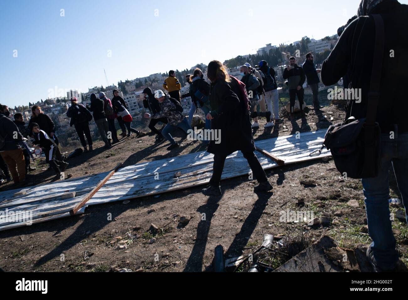 La police israélienne a détruit la pépinière familiale du Sahlhiya et a expulsé le contenu de leur maison à Sheikh Jarrah.Le terrain qui a été exproprié par la municipalité de Jérusalem est désigné, selon la municipalité, pour être utilisé pour la construction d'installations éducatives pour le quartier.La famille était montée sur le toit avec des bouteilles de carburant et de gaz - menaçant de se brûler au cas où les résidents seraient expulsés de force.17th janvier 2022.(Matan Golan/Alay Live News) Banque D'Images