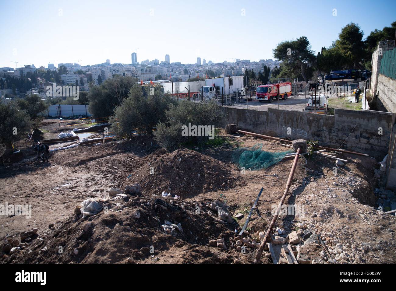 La police israélienne a détruit la pépinière familiale du Sahlhiya et a expulsé le contenu de leur maison à Sheikh Jarrah.Le terrain qui a été exproprié par la municipalité de Jérusalem est désigné, selon la municipalité, pour être utilisé pour la construction d'installations éducatives pour le quartier.La famille était montée sur le toit avec des bouteilles de carburant et de gaz - menaçant de se brûler au cas où les résidents seraient expulsés de force.17th janvier 2022.(Matan Golan/Alay Live News) Banque D'Images