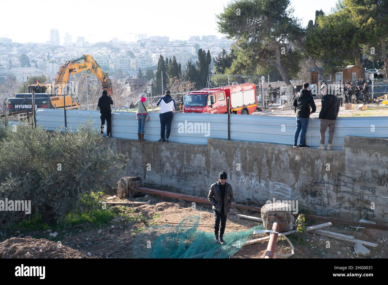 La police israélienne a détruit la pépinière familiale du Sahlhiya et a expulsé le contenu de leur maison à Sheikh Jarrah.Le terrain qui a été exproprié par la municipalité de Jérusalem est désigné, selon la municipalité, pour être utilisé pour la construction d'installations éducatives pour le quartier.La famille était montée sur le toit avec des bouteilles de carburant et de gaz - menaçant de se brûler au cas où les résidents seraient expulsés de force.17th janvier 2022.(Matan Golan/Alay Live News) Banque D'Images