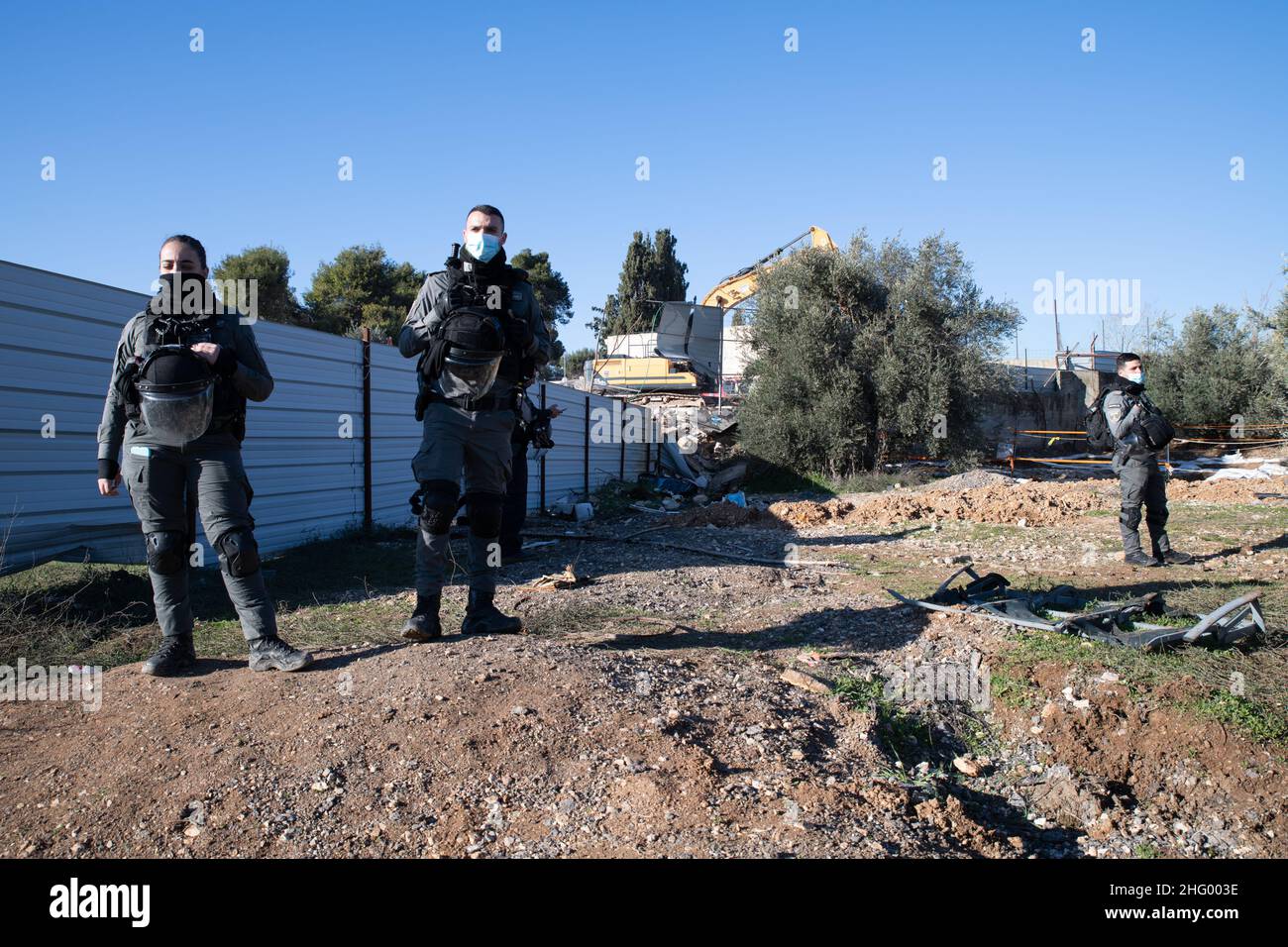 La police israélienne a détruit la pépinière familiale du Sahlhiya et a expulsé le contenu de leur maison à Sheikh Jarrah.Le terrain qui a été exproprié par la municipalité de Jérusalem est désigné, selon la municipalité, pour être utilisé pour la construction d'installations éducatives pour le quartier.La famille était montée sur le toit avec des bouteilles de carburant et de gaz - menaçant de se brûler au cas où les résidents seraient expulsés de force.17th janvier 2022.(Matan Golan/Alay Live News) Banque D'Images