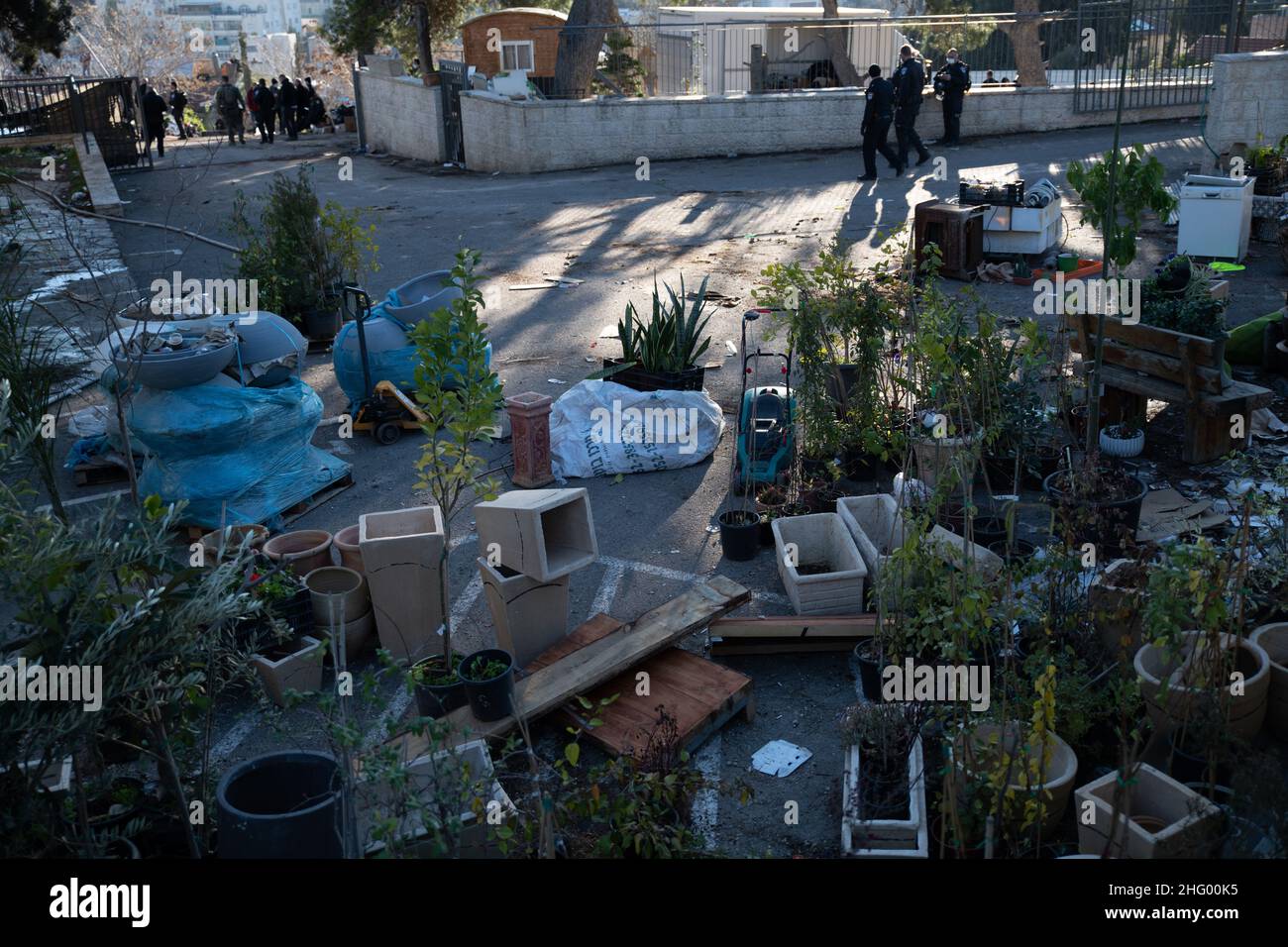La police israélienne a détruit la pépinière familiale du Sahlhiya et a expulsé le contenu de leur maison à Sheikh Jarrah.Le terrain qui a été exproprié par la municipalité de Jérusalem est désigné, selon la municipalité, pour être utilisé pour la construction d'installations éducatives pour le quartier.La famille était montée sur le toit avec des bouteilles de carburant et de gaz - menaçant de se brûler au cas où les résidents seraient expulsés de force.17th janvier 2022.(Matan Golan/Alay Live News) Banque D'Images