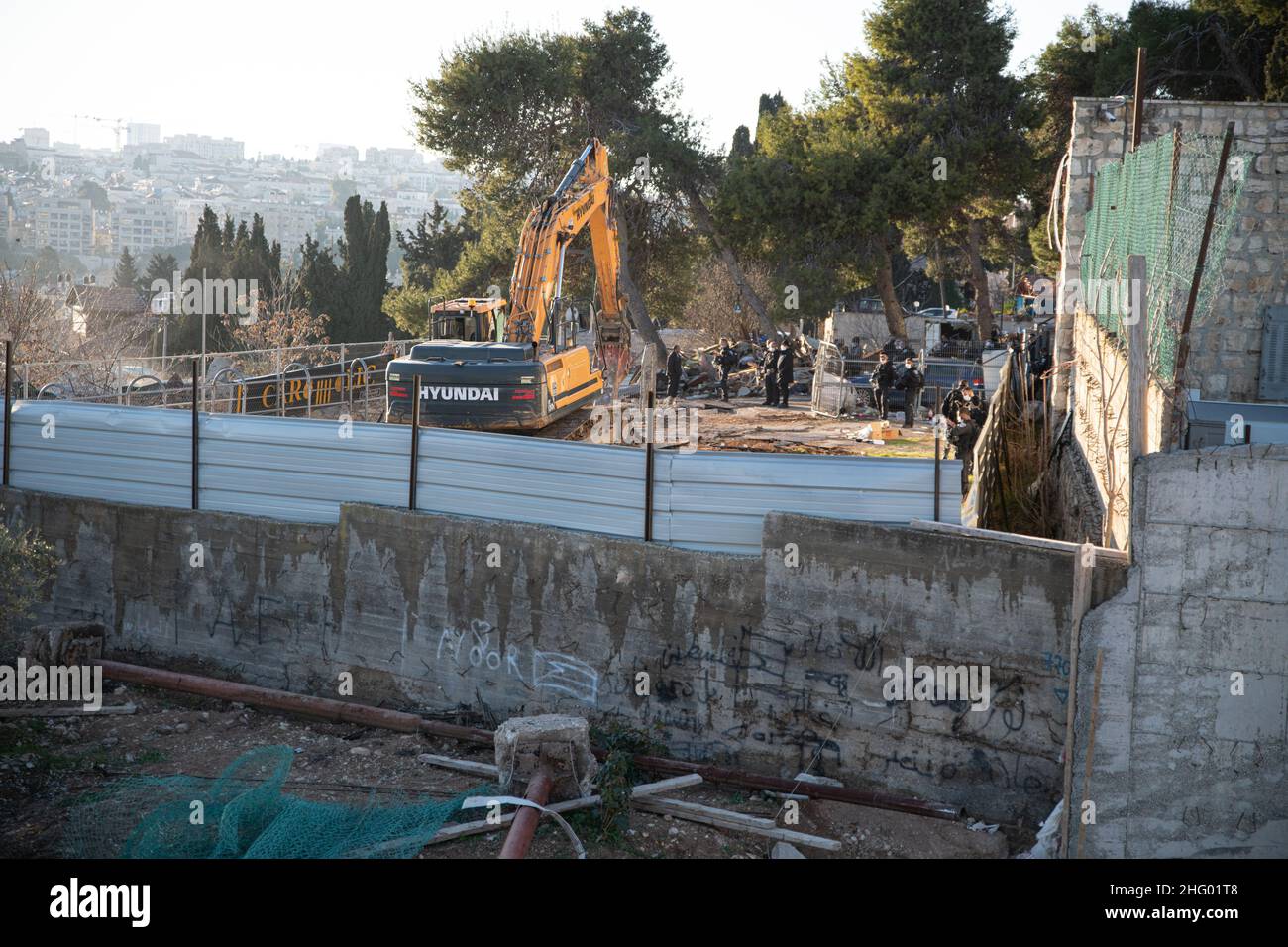La police israélienne a détruit la pépinière familiale du Sahlhiya et a expulsé le contenu de leur maison à Sheikh Jarrah.Le terrain qui a été exproprié par la municipalité de Jérusalem est désigné, selon la municipalité, pour être utilisé pour la construction d'installations éducatives pour le quartier.La famille était montée sur le toit avec des bouteilles de carburant et de gaz - menaçant de se brûler au cas où les résidents seraient expulsés de force.17th janvier 2022.(Matan Golan/Alay Live News) Banque D'Images