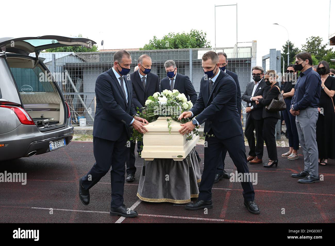 Foto Paola Garbuio/LaPresse 18 giugno 2021 Ros&#xe0; (Vicenza) - Italia Cronaca i funerali di Michele Merlo Nella foto: inizio funerale, entrata feretro con famigliariPhoto Paola Garbuio/Lapresse 18 juin 2021 Ros&#xe0; (photo de la famille de Merlo en Italie) - Michele Mercoffenza en Italie Banque D'Images