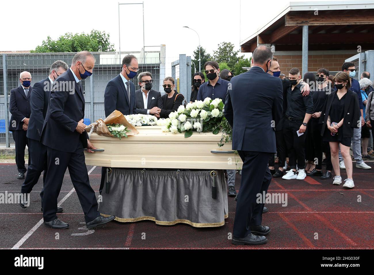 Foto Paola Garbuio/LaPresse 18 giugno 2021 Ros&#xe0; (Vicenza) - Italia Cronaca i funerali di Michele Merlo Nella foto: inizio funerale, entrata feretro con famigliariPhoto Paola Garbuio/Lapresse 18 juin 2021 Ros&#xe0; (photo de la famille de Merlo en Italie) - Michele Mercoffenza en Italie Banque D'Images