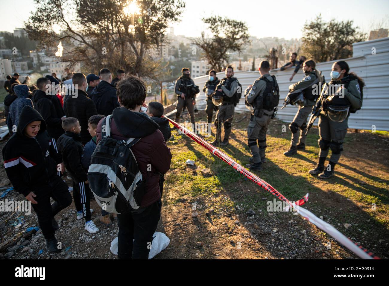 La police israélienne a détruit la pépinière familiale du Sahlhiya et a expulsé le contenu de leur maison à Sheikh Jarrah.Le terrain qui a été exproprié par la municipalité de Jérusalem est désigné, selon la municipalité, pour être utilisé pour la construction d'installations éducatives pour le quartier.La famille était montée sur le toit avec des bouteilles de carburant et de gaz - menaçant de se brûler au cas où les résidents seraient expulsés de force.17th janvier 2022.(Matan Golan/Alay Live News) Banque D'Images