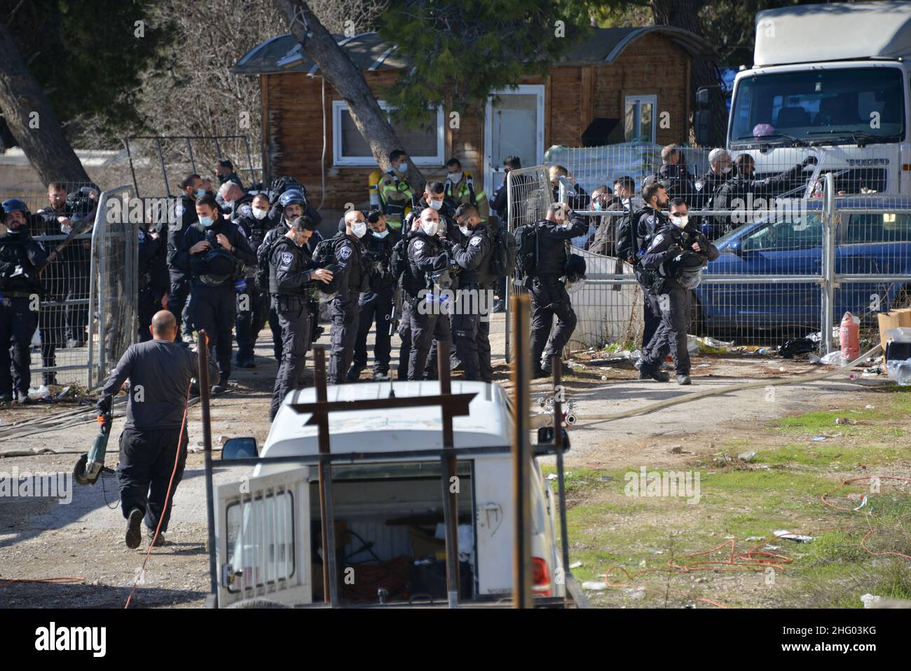 La police israélienne a détruit la pépinière familiale du Sahlhiya et a expulsé le contenu de leur maison à Sheikh Jarrah.Le terrain qui a été exproprié par la municipalité de Jérusalem est désigné, selon la municipalité, pour être utilisé pour la construction d'installations éducatives pour le quartier.La famille était montée sur le toit avec des bouteilles de carburant et de gaz - menaçant de se brûler au cas où les résidents seraient expulsés de force.17th janvier 2022.(Matan Golan/Alay Live News) Banque D'Images