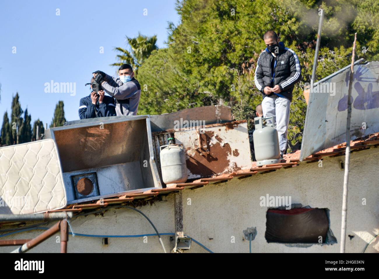 La police israélienne a détruit la pépinière familiale du Sahlhiya et a expulsé le contenu de leur maison à Sheikh Jarrah.Le terrain qui a été exproprié par la municipalité de Jérusalem est désigné, selon la municipalité, pour être utilisé pour la construction d'installations éducatives pour le quartier.La famille était montée sur le toit avec des bouteilles de carburant et de gaz - menaçant de se brûler au cas où les résidents seraient expulsés de force.17th janvier 2022.(Matan Golan/Alay Live News) Banque D'Images
