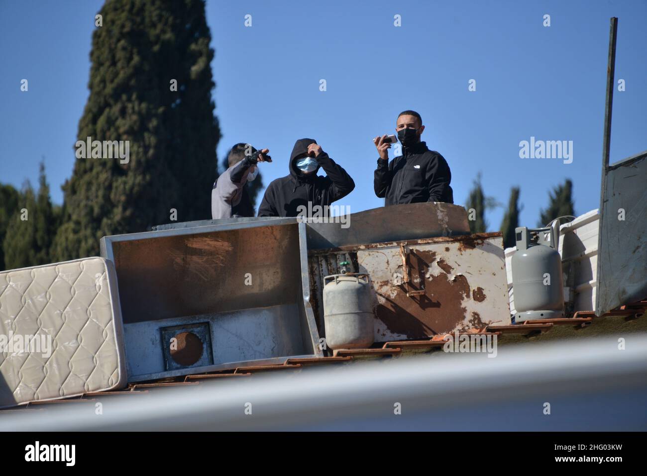 La police israélienne a détruit la pépinière familiale du Sahlhiya et a expulsé le contenu de leur maison à Sheikh Jarrah.Le terrain qui a été exproprié par la municipalité de Jérusalem est désigné, selon la municipalité, pour être utilisé pour la construction d'installations éducatives pour le quartier.La famille était montée sur le toit avec des bouteilles de carburant et de gaz - menaçant de se brûler au cas où les résidents seraient expulsés de force.17th janvier 2022.(Matan Golan/Alay Live News) Banque D'Images