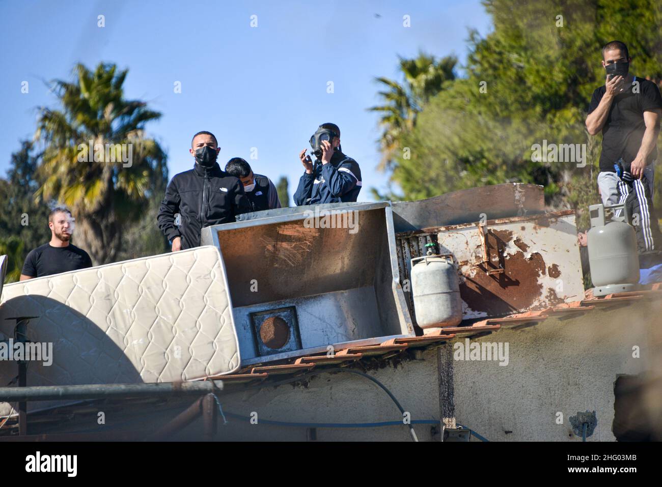 La police israélienne a détruit la pépinière familiale du Sahlhiya et a expulsé le contenu de leur maison à Sheikh Jarrah.Le terrain qui a été exproprié par la municipalité de Jérusalem est désigné, selon la municipalité, pour être utilisé pour la construction d'installations éducatives pour le quartier.La famille était montée sur le toit avec des bouteilles de carburant et de gaz - menaçant de se brûler au cas où les résidents seraient expulsés de force.17th janvier 2022.(Matan Golan/Alay Live News) Banque D'Images
