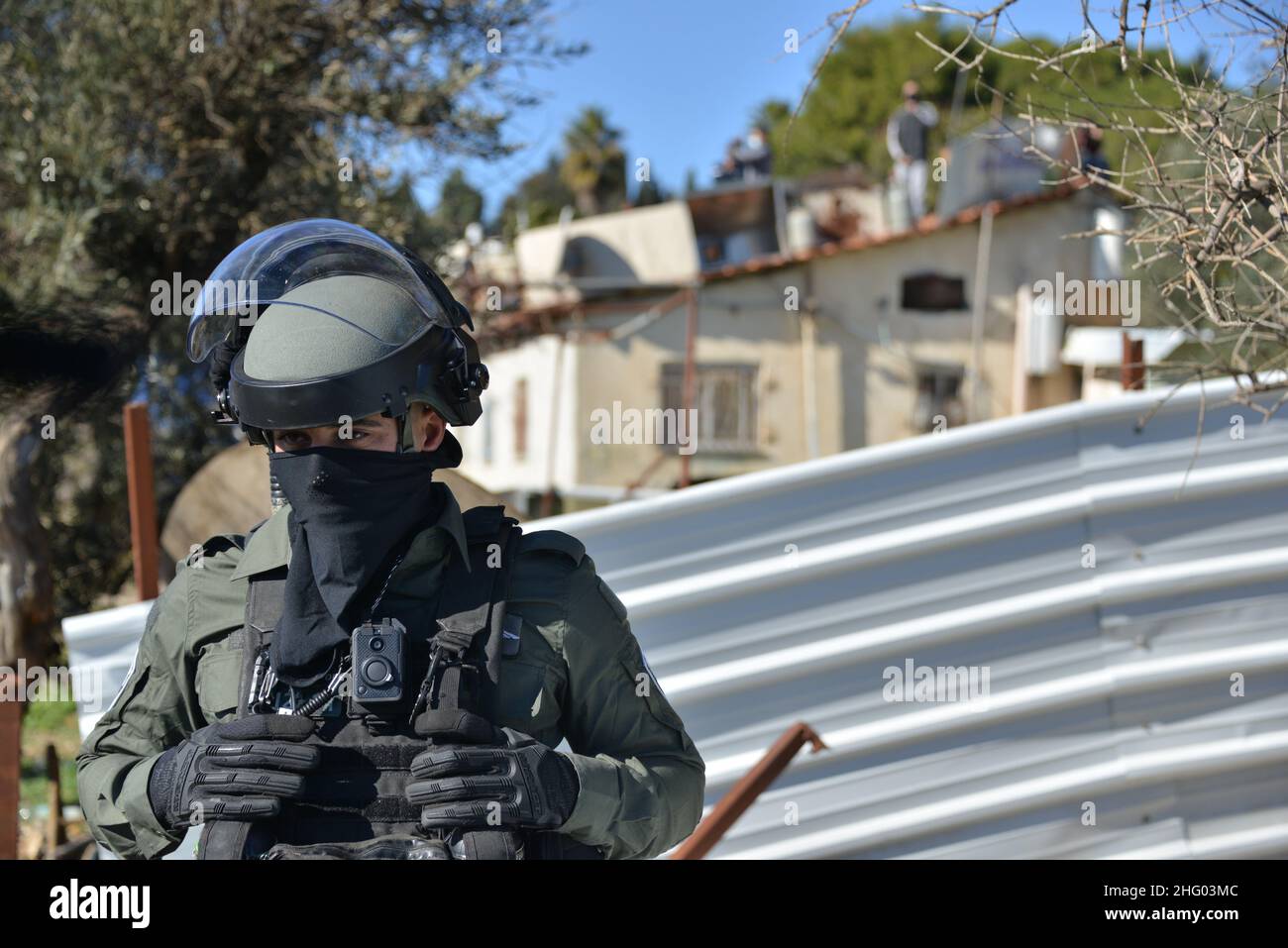 La police israélienne a détruit la pépinière familiale du Sahlhiya et a expulsé le contenu de leur maison à Sheikh Jarrah.Le terrain qui a été exproprié par la municipalité de Jérusalem est désigné, selon la municipalité, pour être utilisé pour la construction d'installations éducatives pour le quartier.La famille était montée sur le toit avec des bouteilles de carburant et de gaz - menaçant de se brûler au cas où les résidents seraient expulsés de force.17th janvier 2022.(Matan Golan/Alay Live News) Banque D'Images