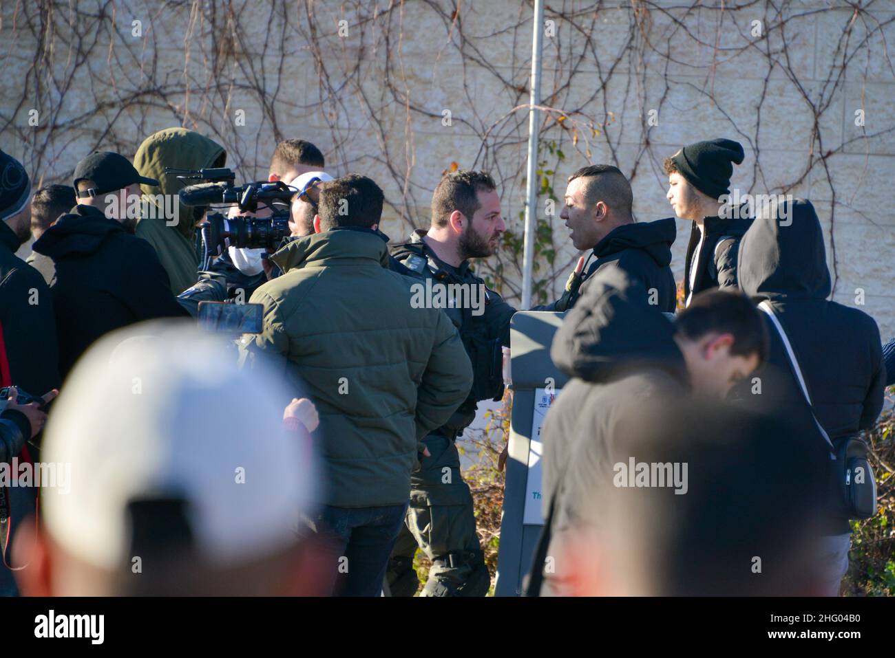 La police israélienne a détruit la pépinière familiale du Sahlhiya et a expulsé le contenu de leur maison à Sheikh Jarrah.Le terrain qui a été exproprié par la municipalité de Jérusalem est désigné, selon la municipalité, pour être utilisé pour la construction d'installations éducatives pour le quartier.La famille était montée sur le toit avec des bouteilles de carburant et de gaz - menaçant de se brûler au cas où les résidents seraient expulsés de force.17th janvier 2022.(Matan Golan/Alay Live News) Banque D'Images