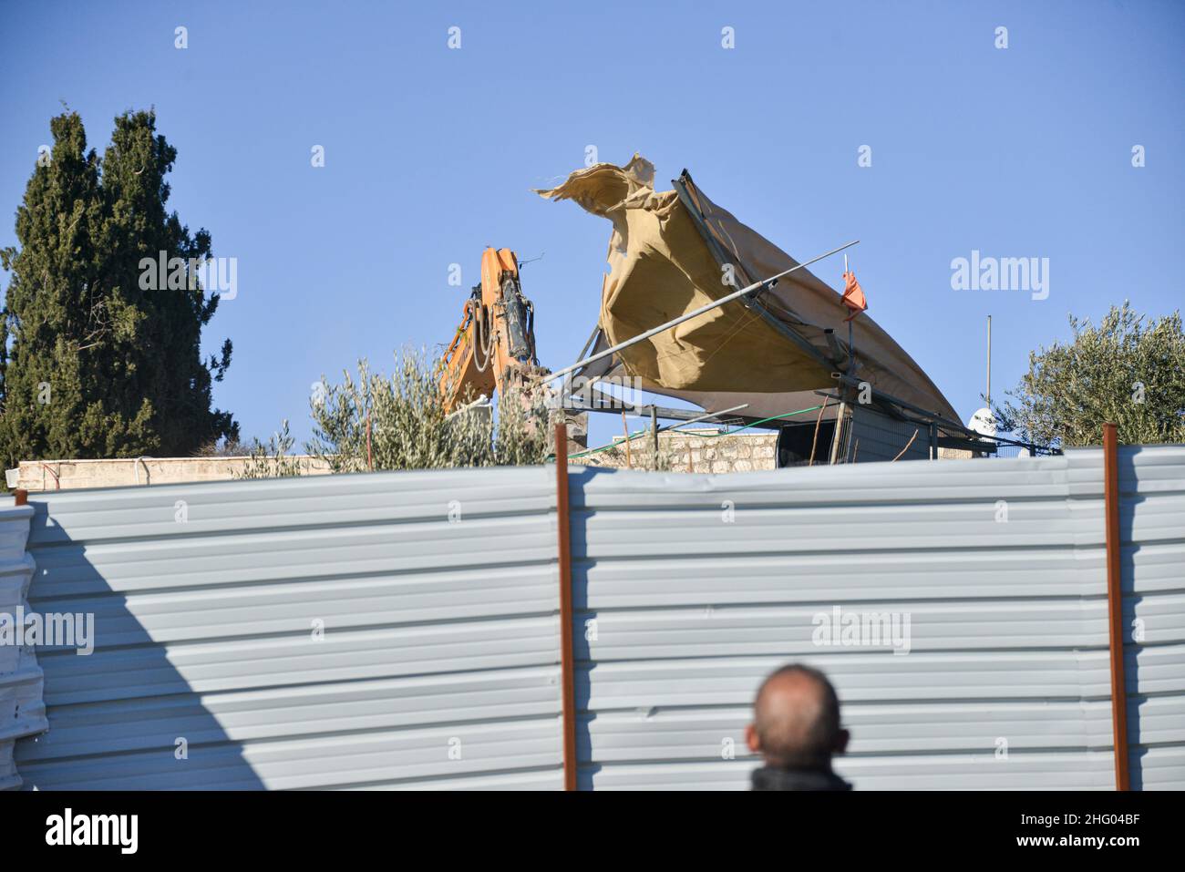La police israélienne a détruit la pépinière familiale du Sahlhiya et a expulsé le contenu de leur maison à Sheikh Jarrah.Le terrain qui a été exproprié par la municipalité de Jérusalem est désigné, selon la municipalité, pour être utilisé pour la construction d'installations éducatives pour le quartier.La famille était montée sur le toit avec des bouteilles de carburant et de gaz - menaçant de se brûler au cas où les résidents seraient expulsés de force.17th janvier 2022.(Matan Golan/Alay Live News) Banque D'Images