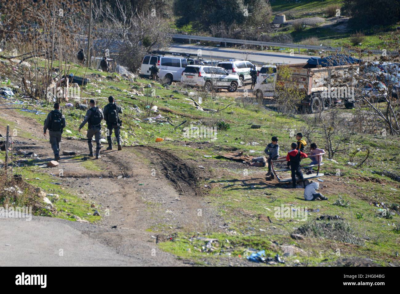 La police israélienne a détruit la pépinière familiale du Sahlhiya et a expulsé le contenu de leur maison à Sheikh Jarrah.Le terrain qui a été exproprié par la municipalité de Jérusalem est désigné, selon la municipalité, pour être utilisé pour la construction d'installations éducatives pour le quartier.La famille était montée sur le toit avec des bouteilles de carburant et de gaz - menaçant de se brûler au cas où les résidents seraient expulsés de force.17th janvier 2022.(Matan Golan/Alay Live News) Banque D'Images