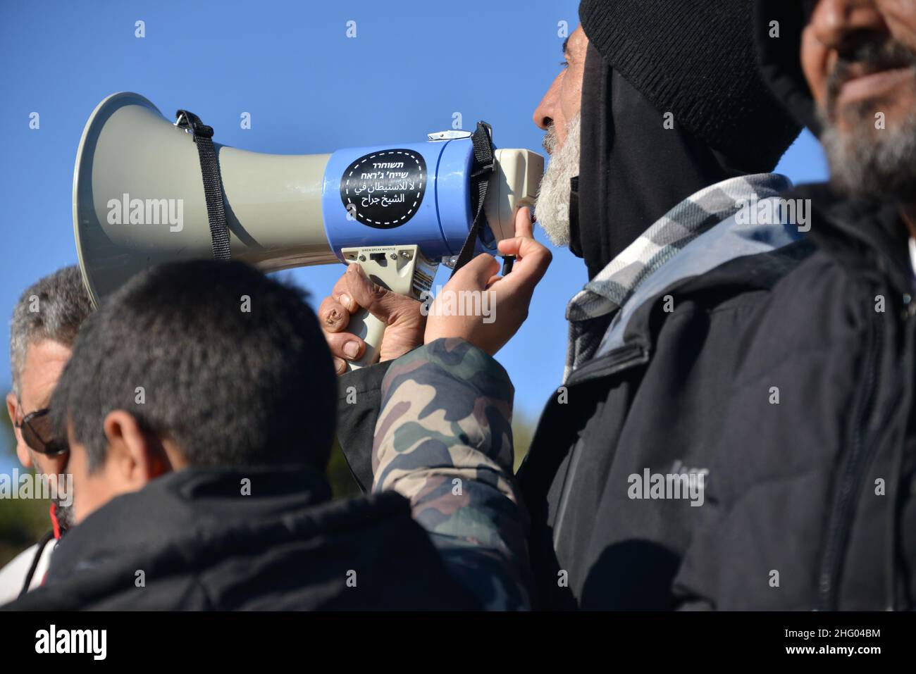 La police israélienne a détruit la pépinière familiale du Sahlhiya et a expulsé le contenu de leur maison à Sheikh Jarrah.Le terrain qui a été exproprié par la municipalité de Jérusalem est désigné, selon la municipalité, pour être utilisé pour la construction d'installations éducatives pour le quartier.La famille était montée sur le toit avec des bouteilles de carburant et de gaz - menaçant de se brûler au cas où les résidents seraient expulsés de force.17th janvier 2022.(Matan Golan/Alay Live News) Banque D'Images
