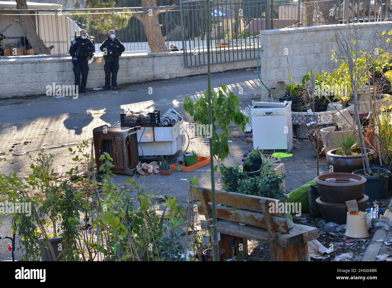 La police israélienne a détruit la pépinière familiale du Sahlhiya et a expulsé le contenu de leur maison à Sheikh Jarrah.Le terrain qui a été exproprié par la municipalité de Jérusalem est désigné, selon la municipalité, pour être utilisé pour la construction d'installations éducatives pour le quartier.La famille était montée sur le toit avec des bouteilles de carburant et de gaz - menaçant de se brûler au cas où les résidents seraient expulsés de force.17th janvier 2022.(Matan Golan/Alay Live News) Banque D'Images