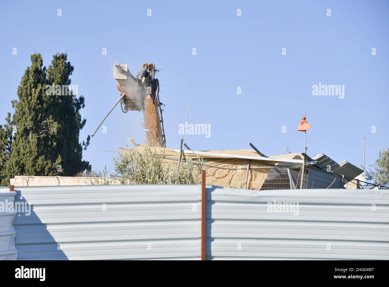 La police israélienne a détruit la pépinière familiale du Sahlhiya et a expulsé le contenu de leur maison à Sheikh Jarrah.Le terrain qui a été exproprié par la municipalité de Jérusalem est désigné, selon la municipalité, pour être utilisé pour la construction d'installations éducatives pour le quartier.La famille était montée sur le toit avec des bouteilles de carburant et de gaz - menaçant de se brûler au cas où les résidents seraient expulsés de force.17th janvier 2022.(Matan Golan/Alay Live News) Banque D'Images