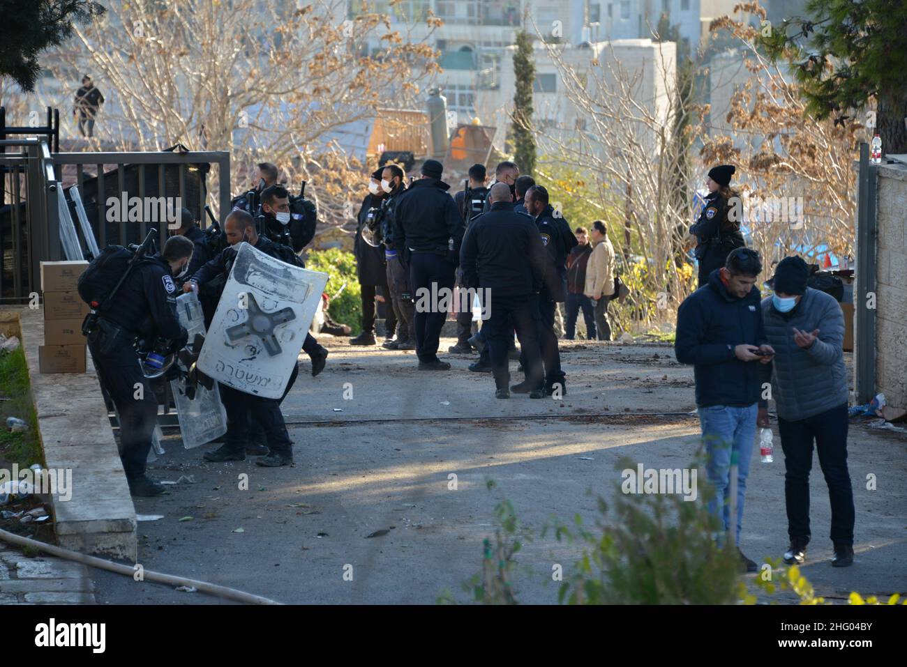 La police israélienne a détruit la pépinière familiale du Sahlhiya et a expulsé le contenu de leur maison à Sheikh Jarrah.Le terrain qui a été exproprié par la municipalité de Jérusalem est désigné, selon la municipalité, pour être utilisé pour la construction d'installations éducatives pour le quartier.La famille était montée sur le toit avec des bouteilles de carburant et de gaz - menaçant de se brûler au cas où les résidents seraient expulsés de force.17th janvier 2022.(Matan Golan/Alay Live News) Banque D'Images
