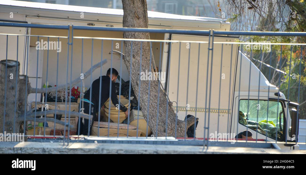 La police israélienne a détruit la pépinière familiale du Sahlhiya et a expulsé le contenu de leur maison à Sheikh Jarrah.Le terrain qui a été exproprié par la municipalité de Jérusalem est désigné, selon la municipalité, pour être utilisé pour la construction d'installations éducatives pour le quartier.La famille était montée sur le toit avec des bouteilles de carburant et de gaz - menaçant de se brûler au cas où les résidents seraient expulsés de force.17th janvier 2022.(Matan Golan/Alay Live News) Banque D'Images