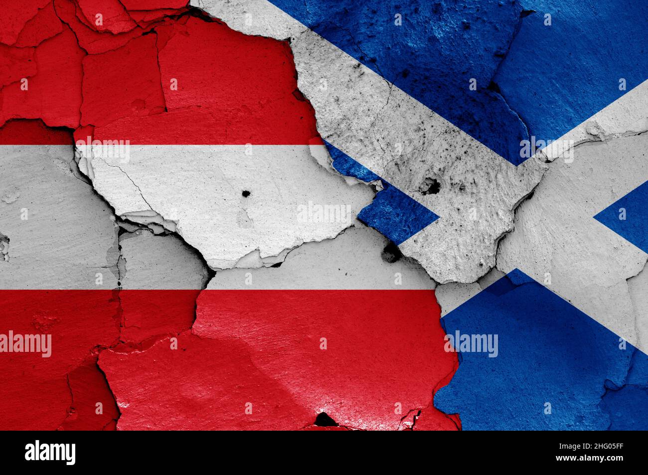 Drapeaux de l'Autriche et de l'Écosse peints sur un mur fissuré Banque D'Images
